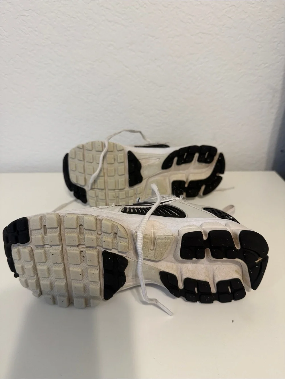 Nike Kids Zoom Vomero 5 - White, Gray & Black - Size 3Y